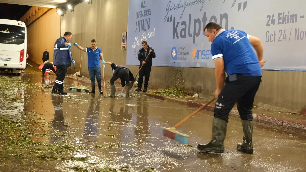 Antalya'da Şiddetli Fırtına Hasara Yol Açtı