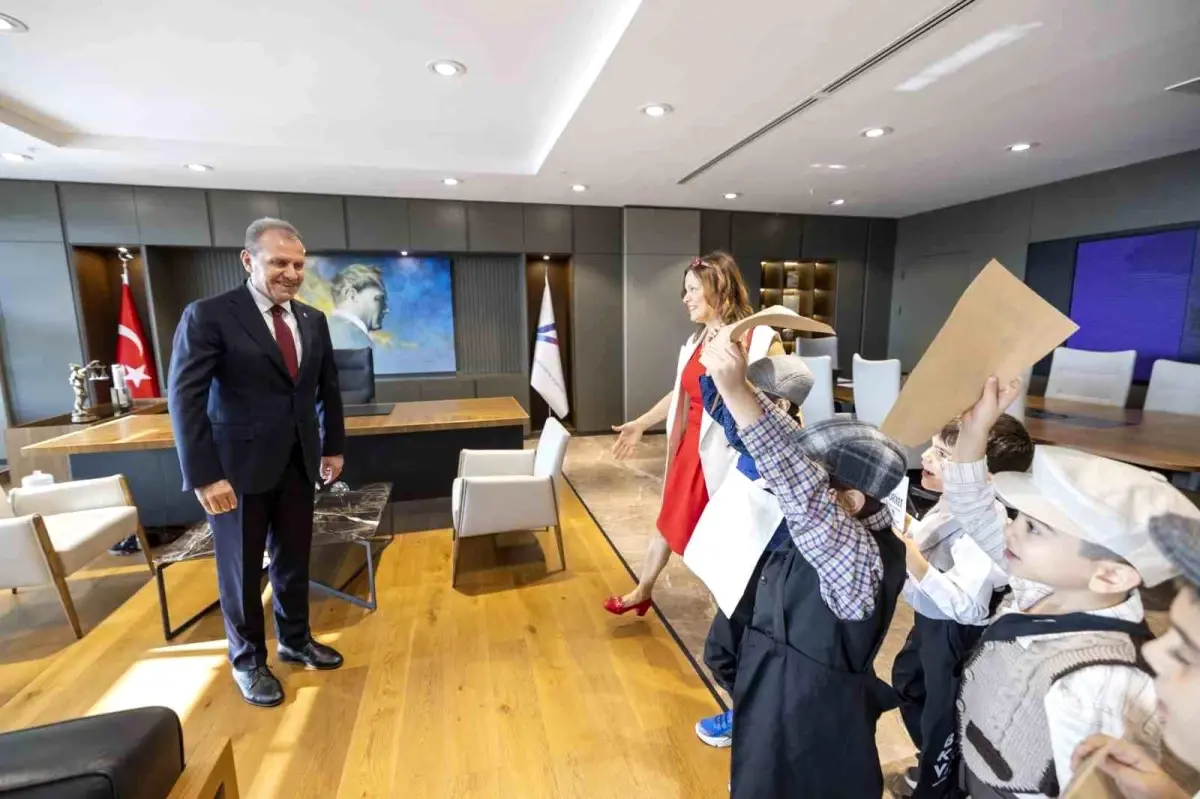 Cumhuriyetin 102. Yılı Kutlaması: Öğrencilerden Vahap Seçer'e Anlamlı Ziyaret