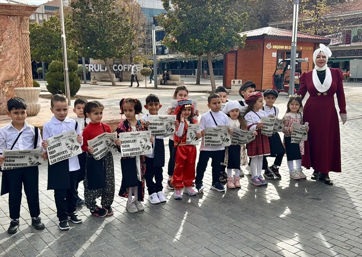 Kırşehir'de Öğrencilerden Cumhuriyet Gazetesi Dağıtımı