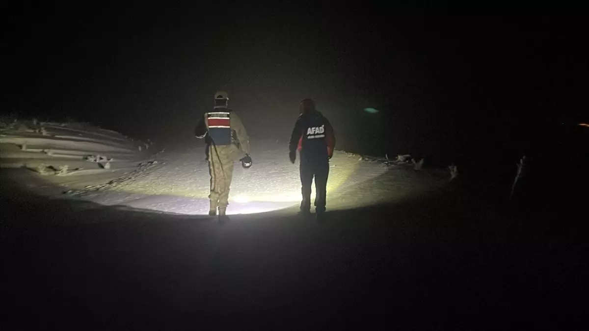 Ağrı'da Kara Saplanan 2 Kişi Kurtarıldı