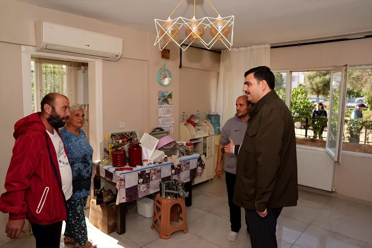 AK Parti Genel Sekreteri İnan, selden etkilenen İzmir'in Foça ilçesinde incelemelerde bulundu