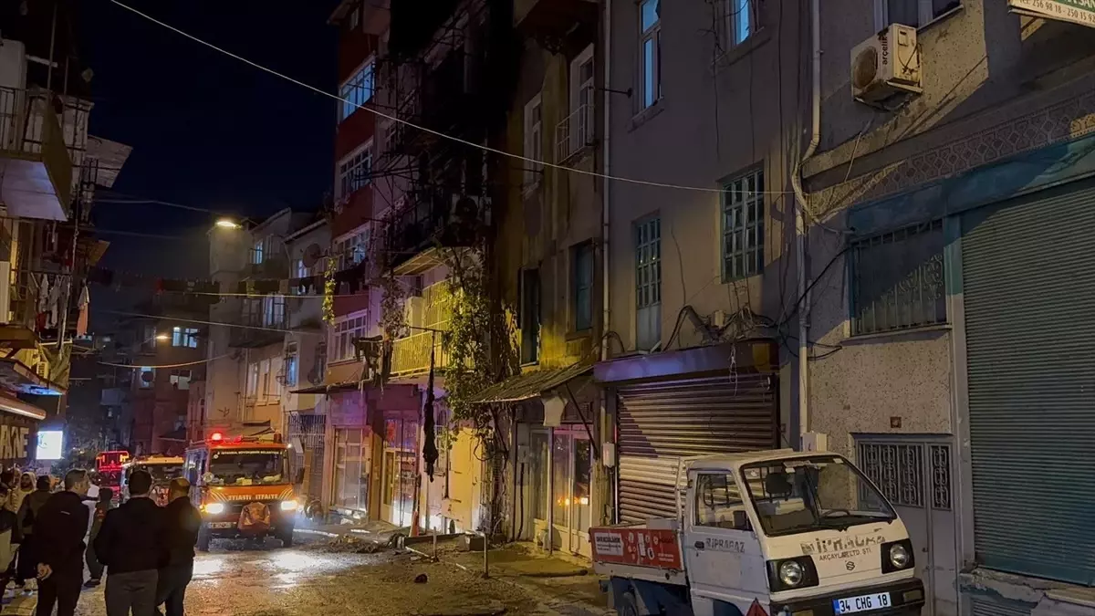 Beyoğlu'nda Havai Fişek Yangını: 8 Kişi Kurtarıldı