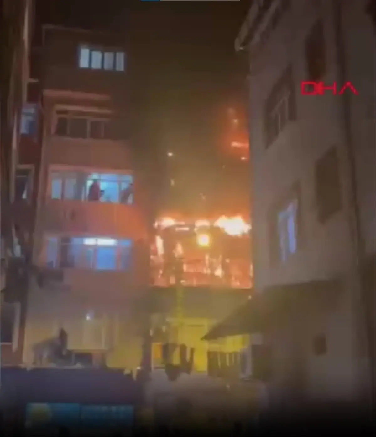 Beyoğlu'nda kız istemede patlatılan havai fişekler evi yaktı: 8 kişi dumandan etkilendi