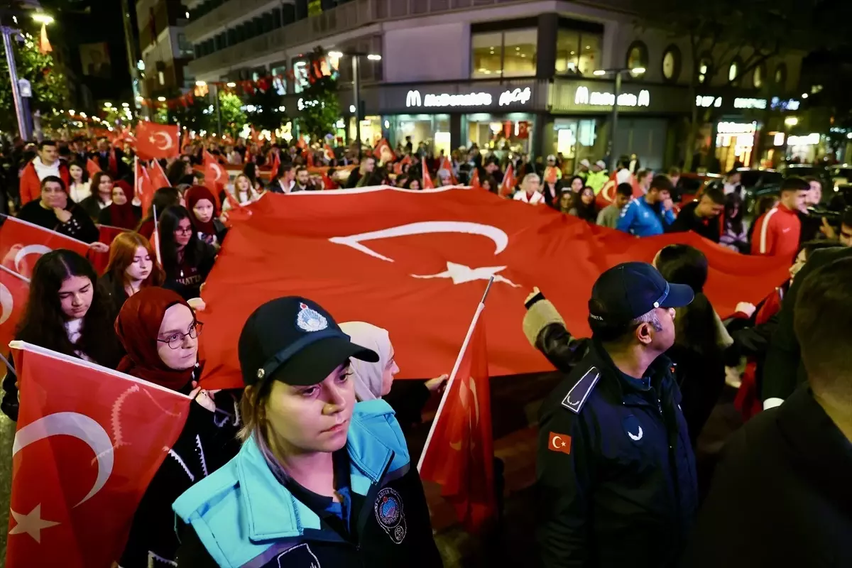 Trabzon ve çevre illerde Cumhuriyet'in 102. yıl dönümü fener alayı ile kutlandı