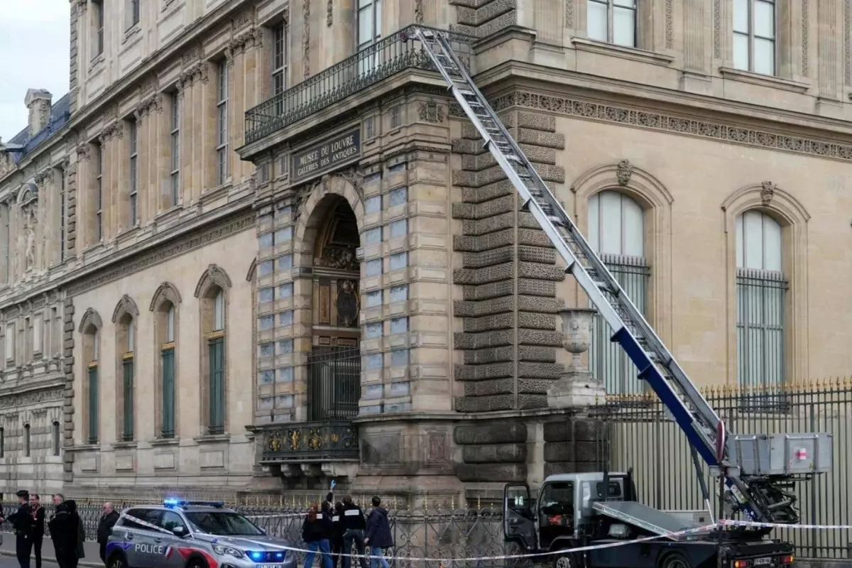 Louvre Müzesi'nde Soygun: Takılar Hala Bulunamadı