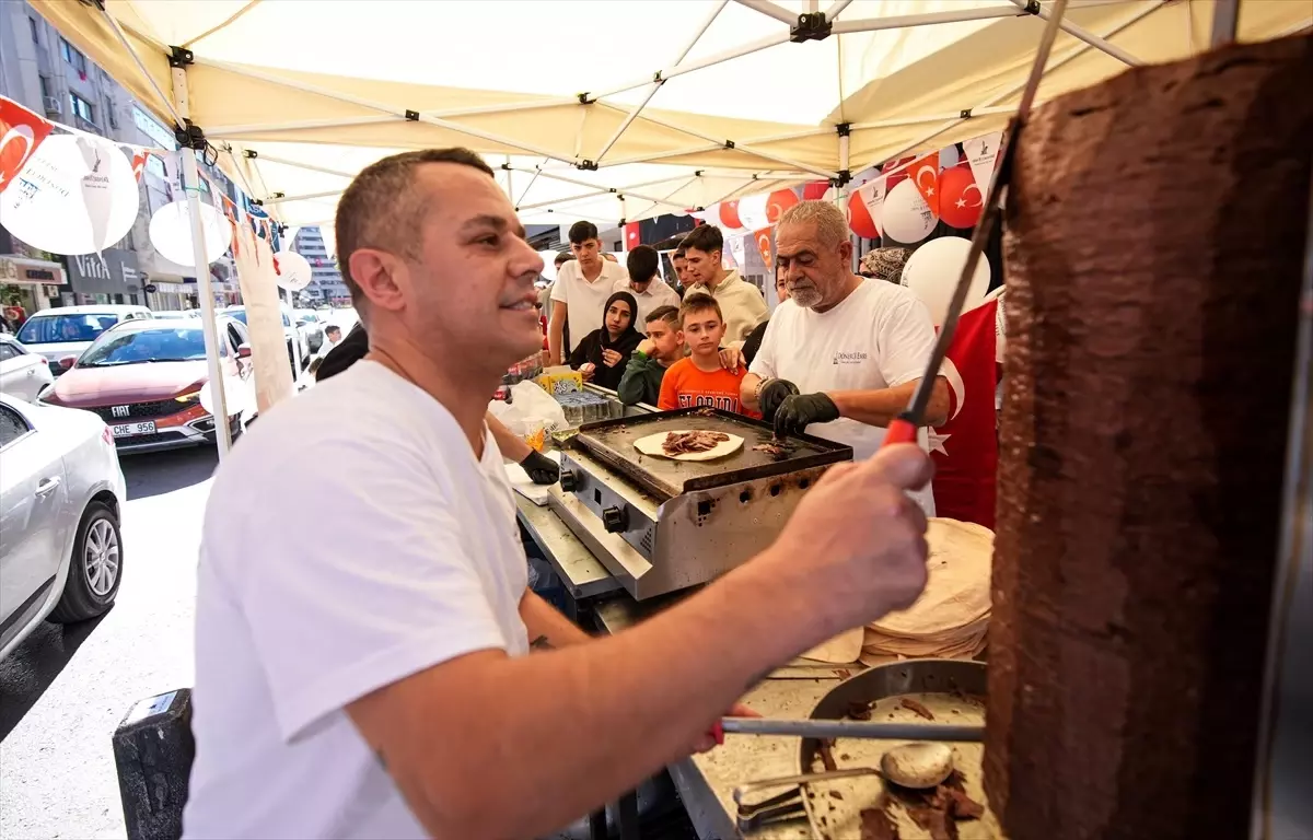 Dönerci, Cumhuriyet Bayramı'nda Çocuklara İkramda Bulundu