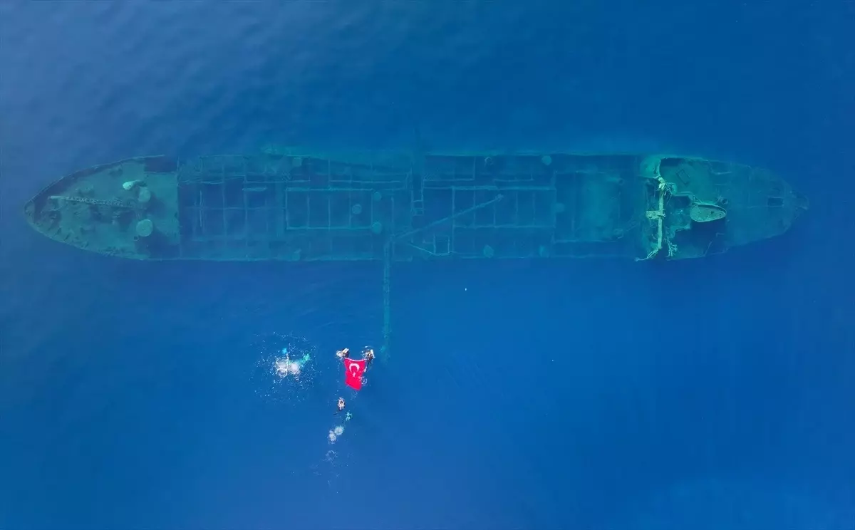 Dalgıç Polisler, Su Altında Türk Bayrağı Açtı