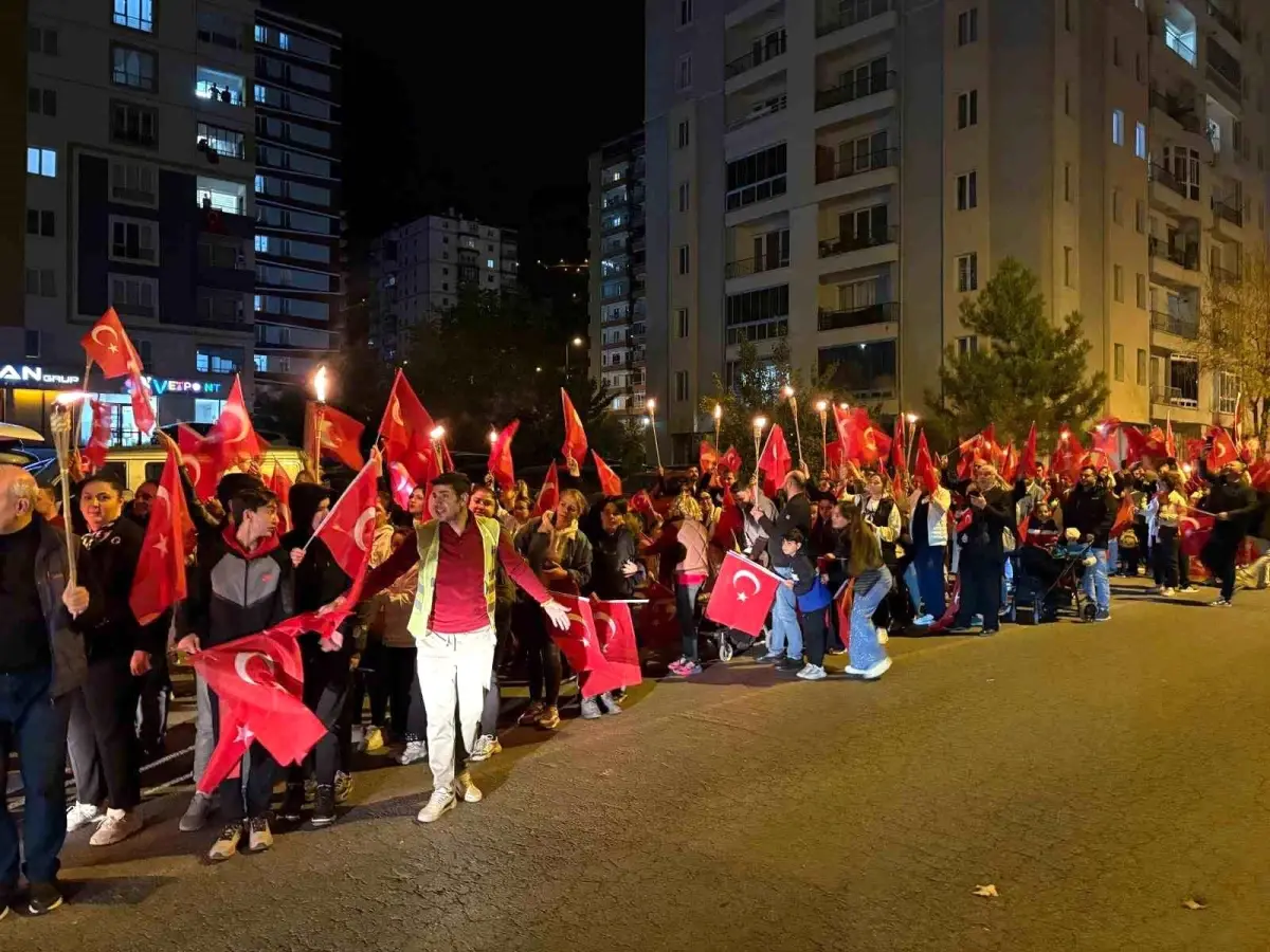 Erciyes Koleji'nden Coşkulu Fener Alayı