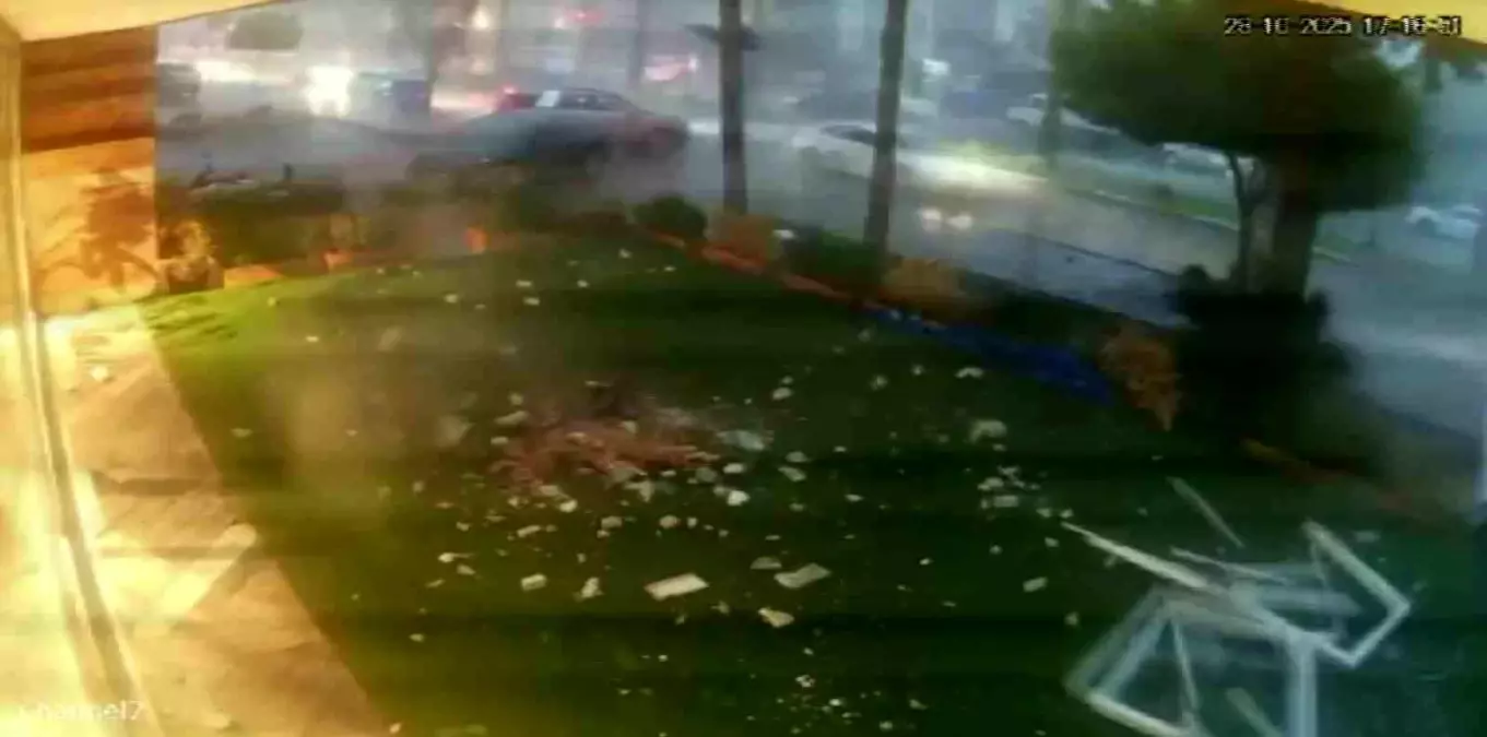 Antalya'da Fırtına Çatı Uçurdu