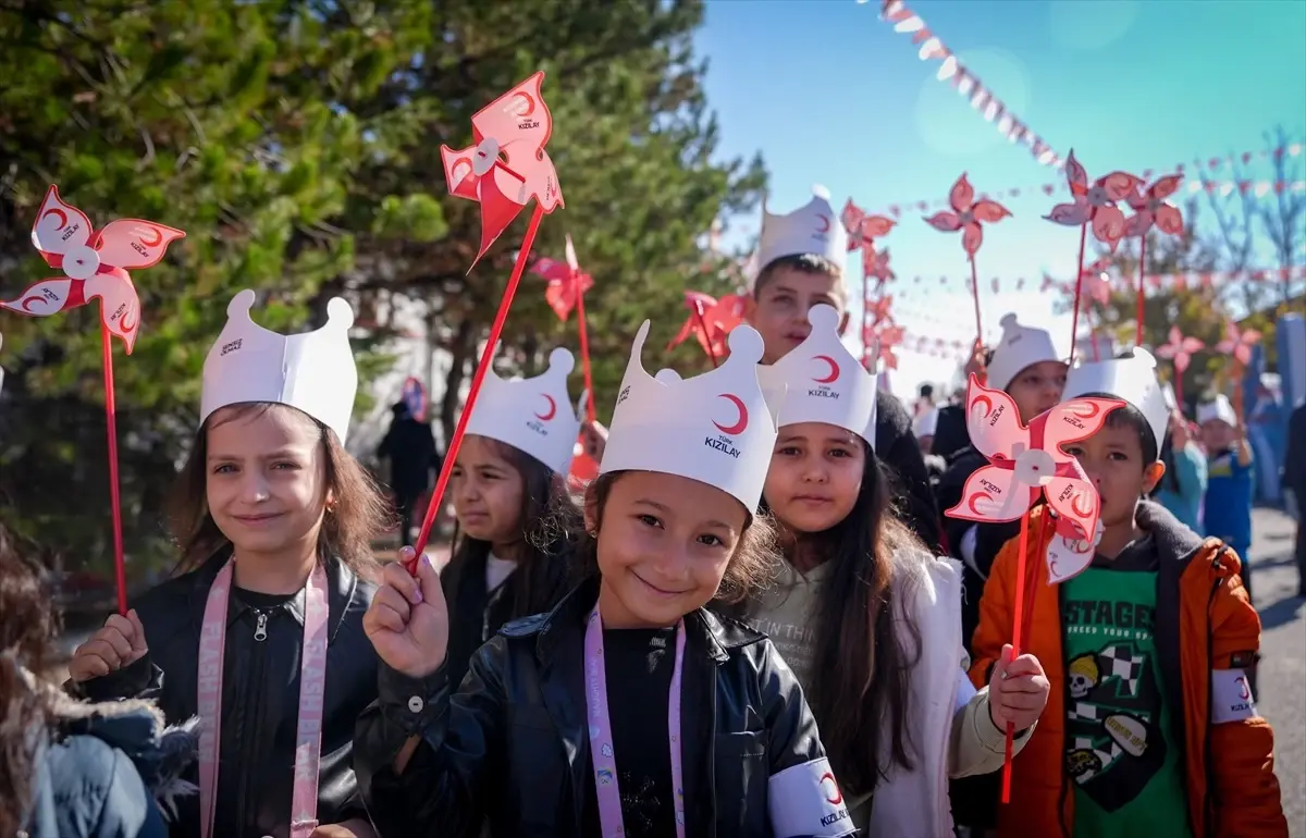 Kızılay Haftası'nda Geleceğin Kızılaycıları Yetişiyor