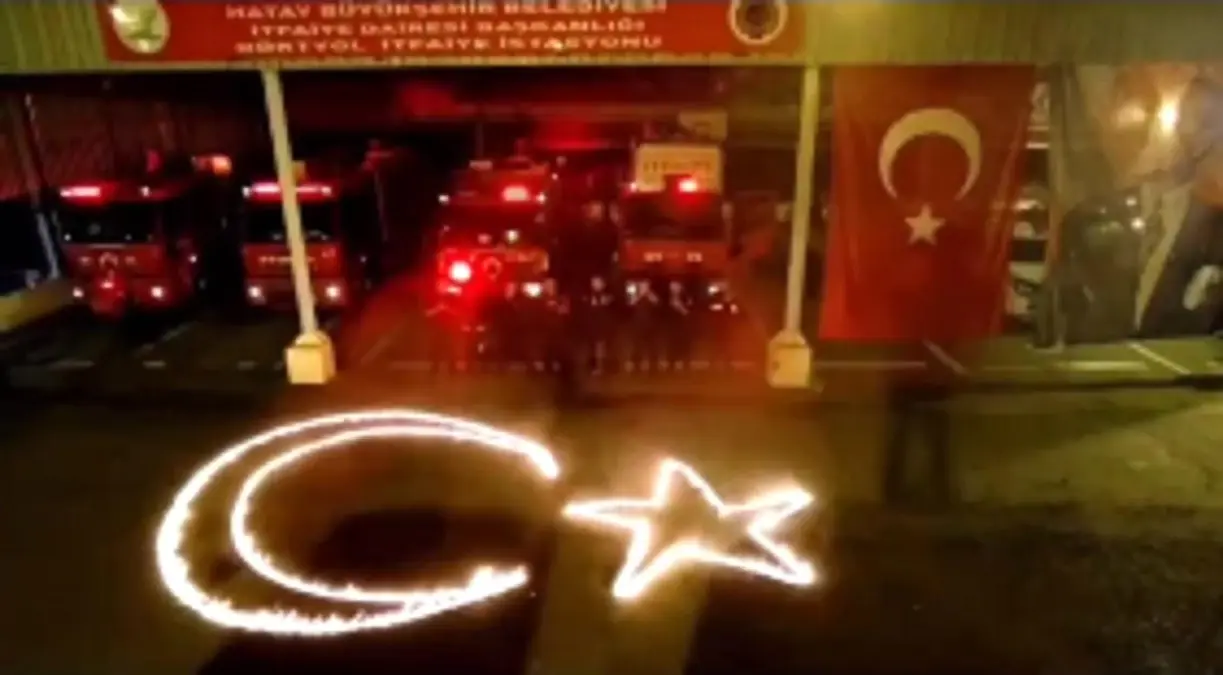 Hatay'da İtfaiye Ekipleri Cumhuriyet Bayramı'nı Alevlerle Kutladı