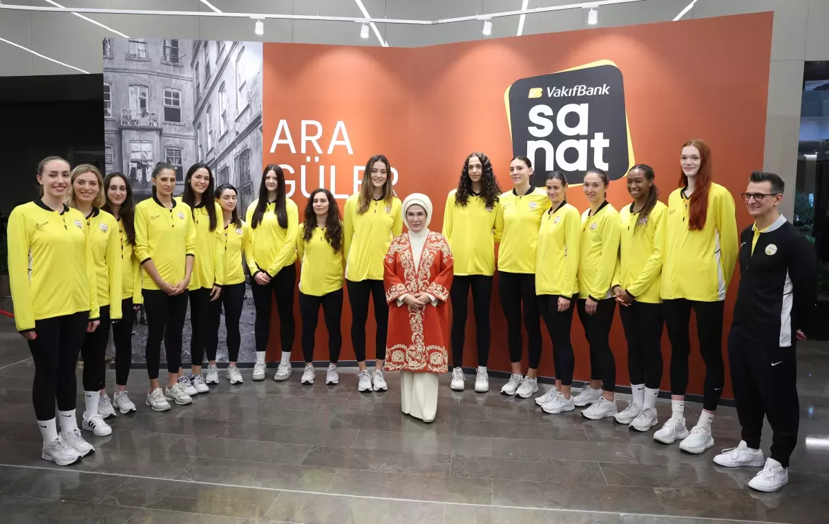 Emine Erdoğan, Vakıfbank Sanat Galerisi'nin açılış törenine katıldı