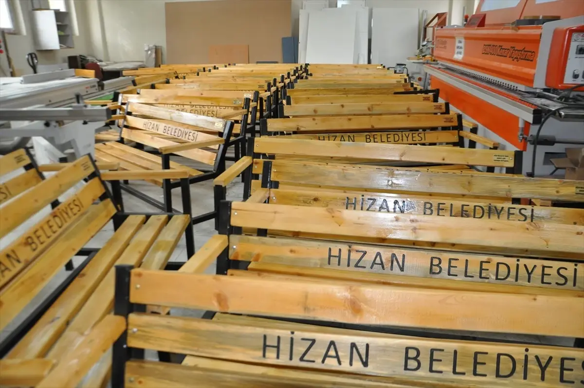 Hizan'da Öğrencilerden Sosyal Alanlara Bank Üretimi