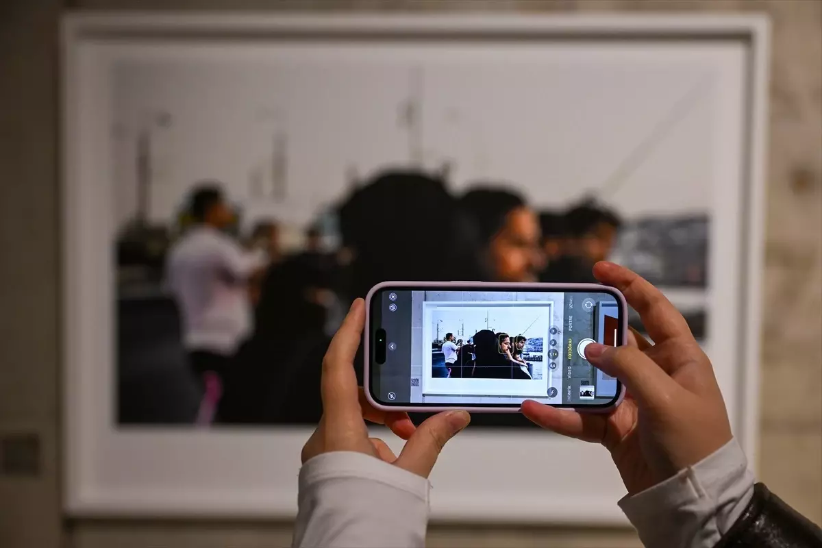 Zeki Demirkubuz'un Yalnızlık Temalı Fotoğraf Sergisi