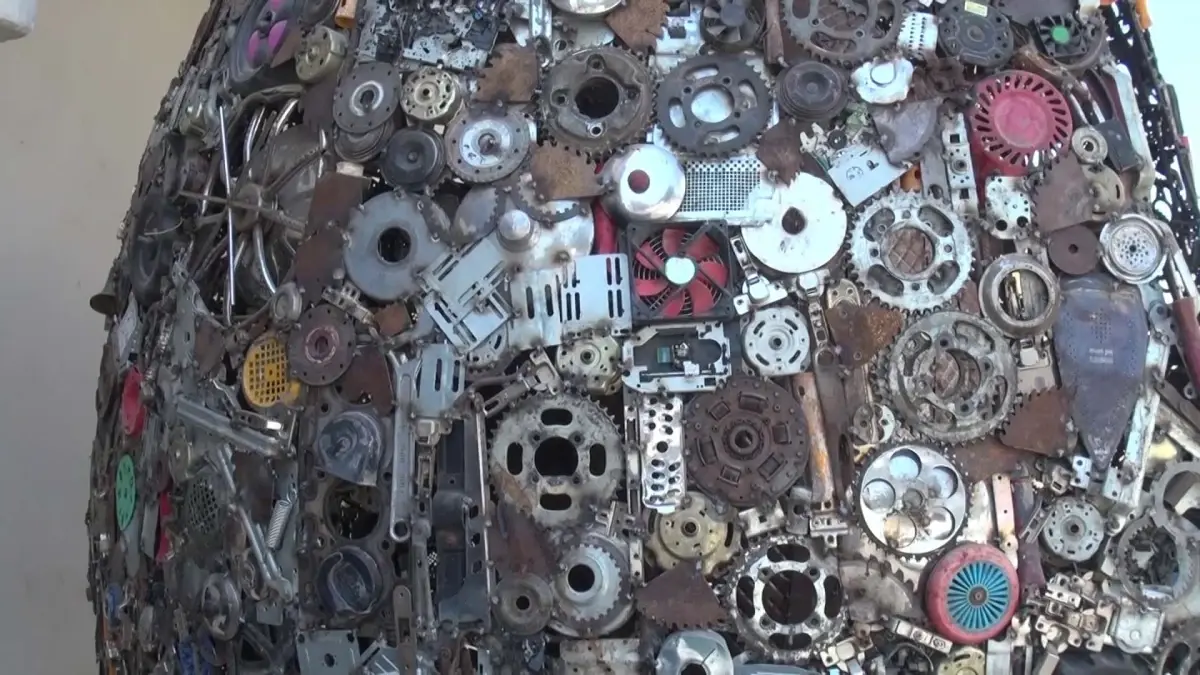 Hataylı Heykeltıraş ve Geri Dönüşüm Sanatçısı Zeytin Tanesi Heykeli Yaptı