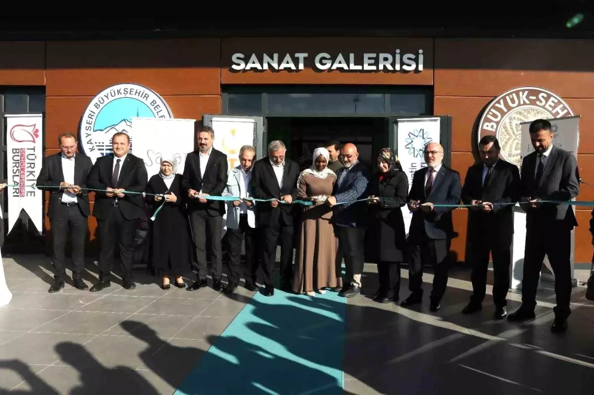 Kayseri'de 'Bi' Dünya Sanat' Sergisi Açıldı