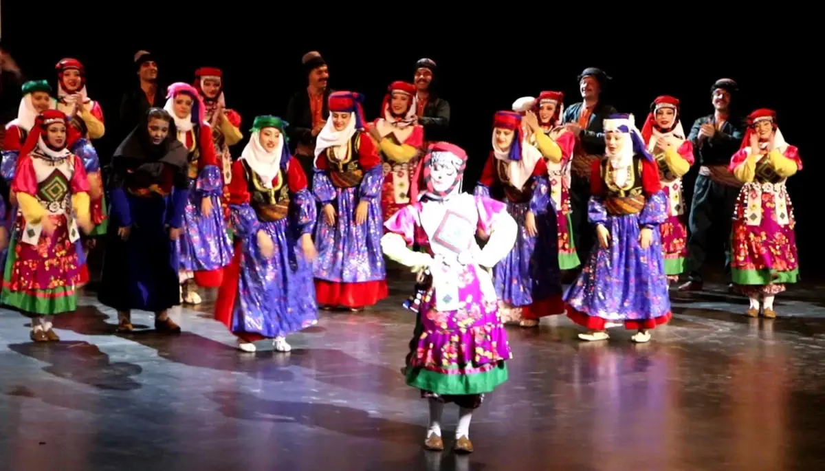 Ekin Dans Topluluğu Erzurum'da Geleneksel Gösteri Düzenledi