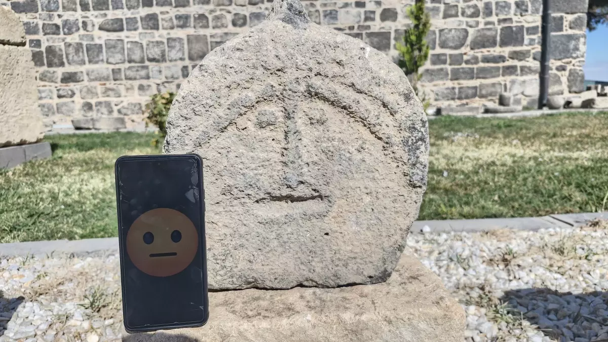 Diyarbakır'da 'Emojili Asker Mezarı' Sergilenmeye Başladı