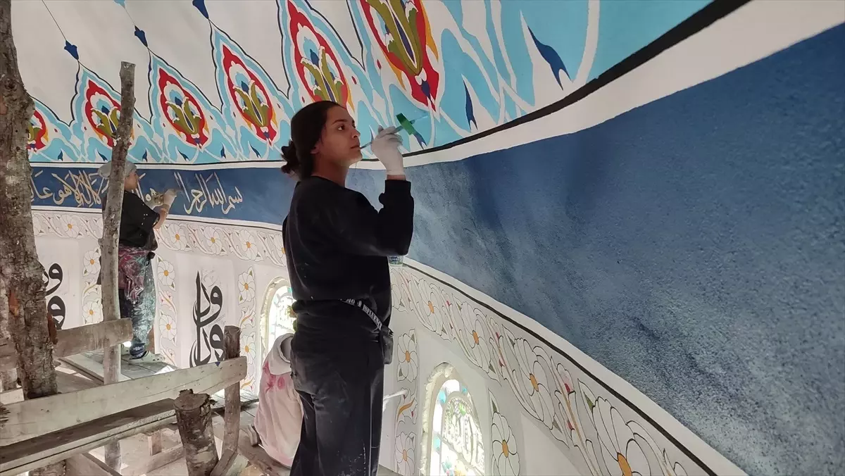 Kadın Nakkaşlar Camileri Süsleyerek Güçleniyor