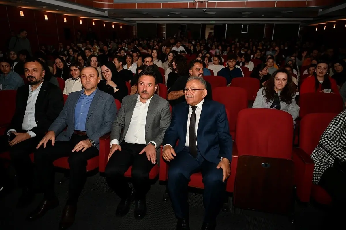 Aşık Veysel Tiyatrosu Kayseri'de Sahnelendi