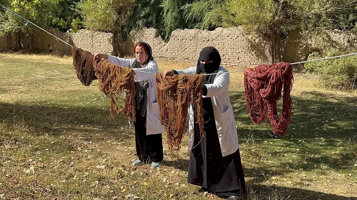 Van'da Kök Boya İle Renklendirilen İpler