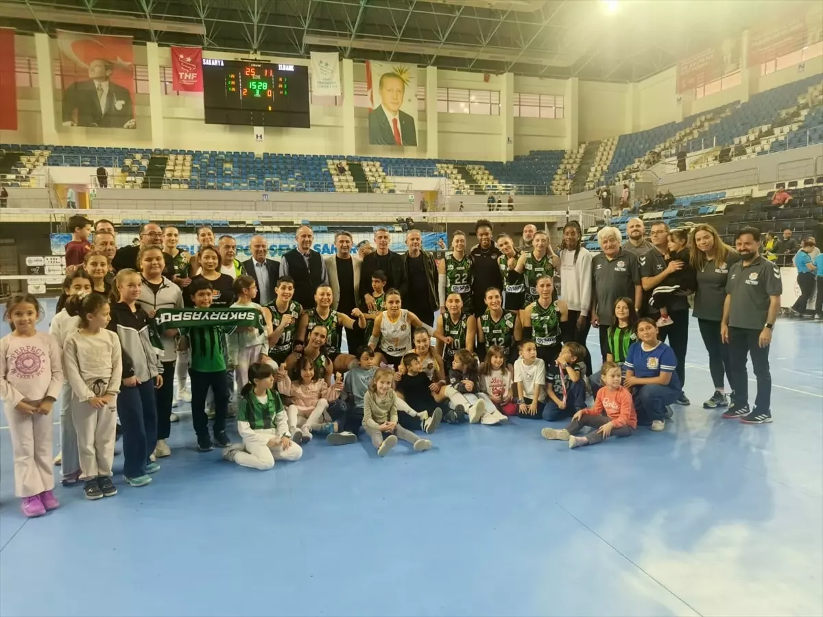 Sakarya Voleybol, İlbank'ı Rahat Geçti
