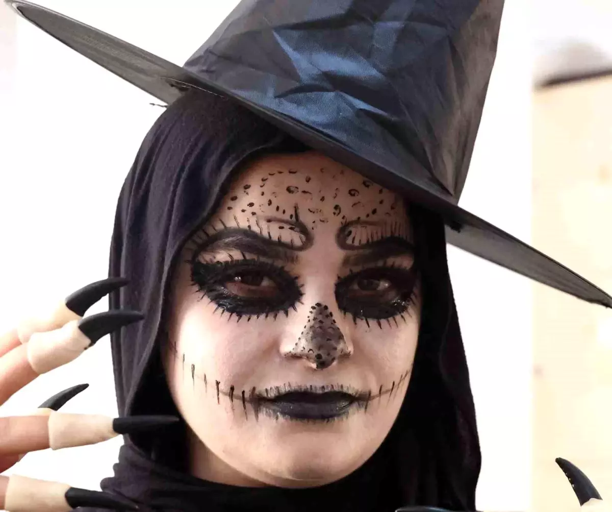 Antalya'da Kadınlara Yeni Meslek İmkanı: Sahne Makyajı Kursu