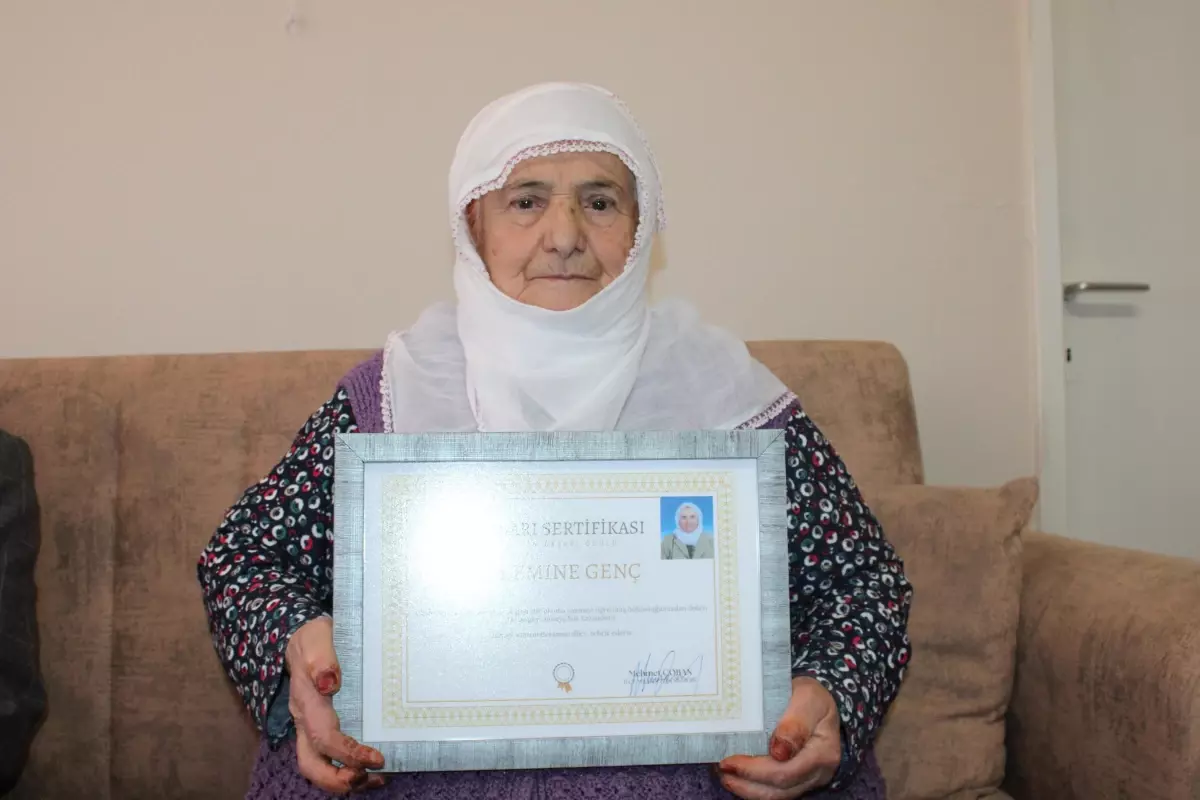 Eşinin sözünden etkilendi! Emine Teyze 88 yaşında okuma-yazma öğrendi