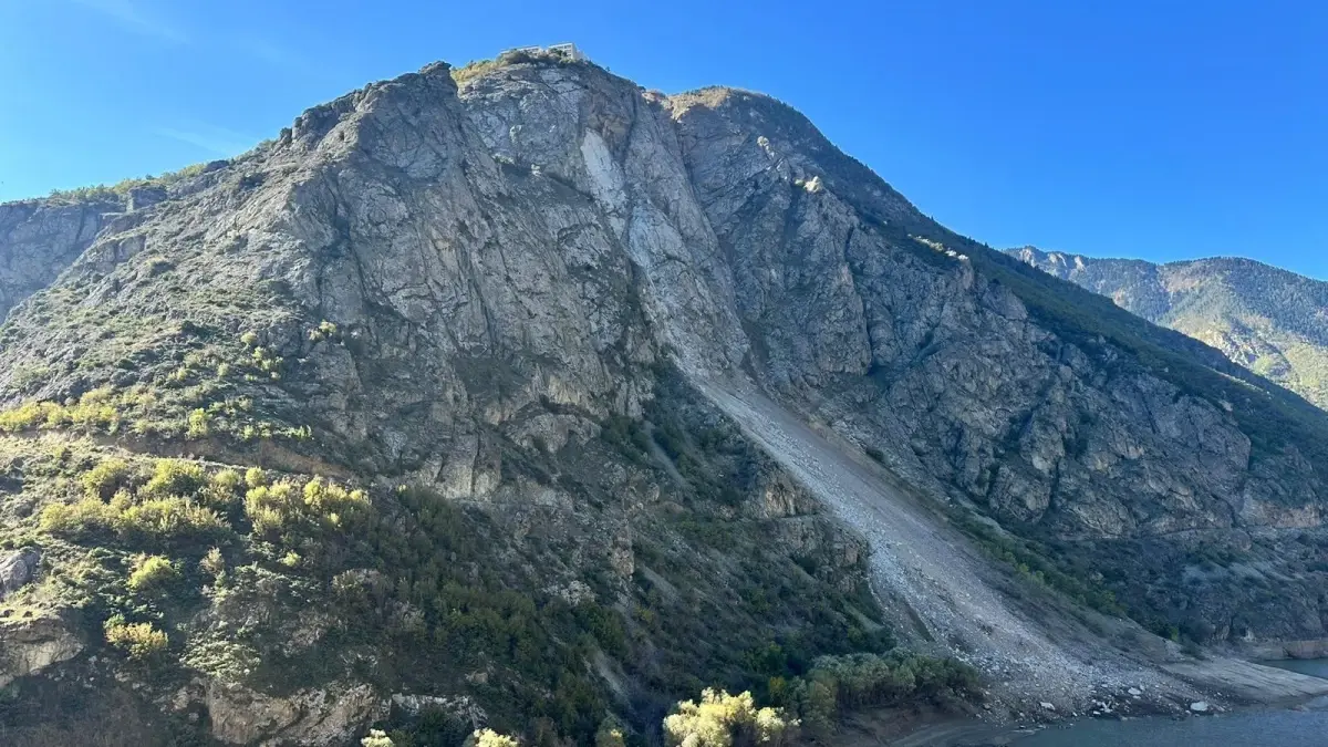 Artvin'de Kaya Düşmesi Panik Yarattı