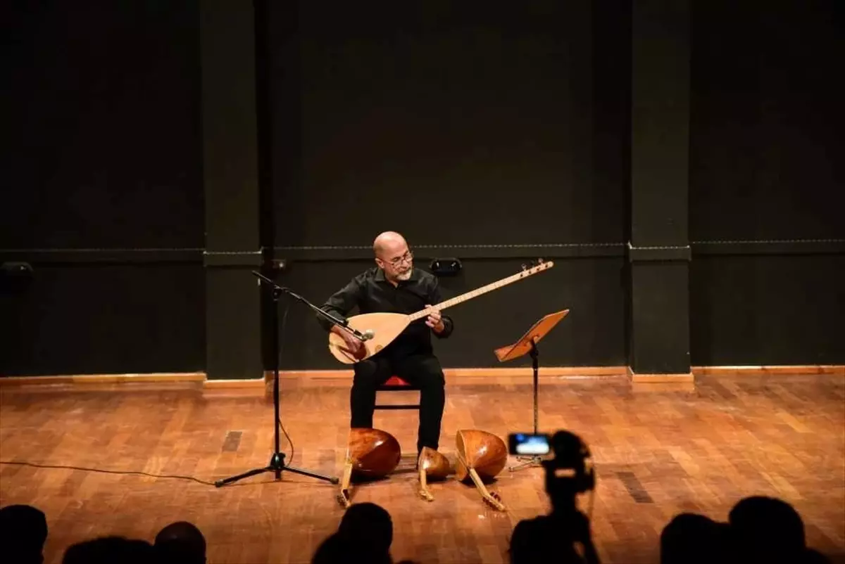 Türkülerle Dolup Taşan Bir Konser