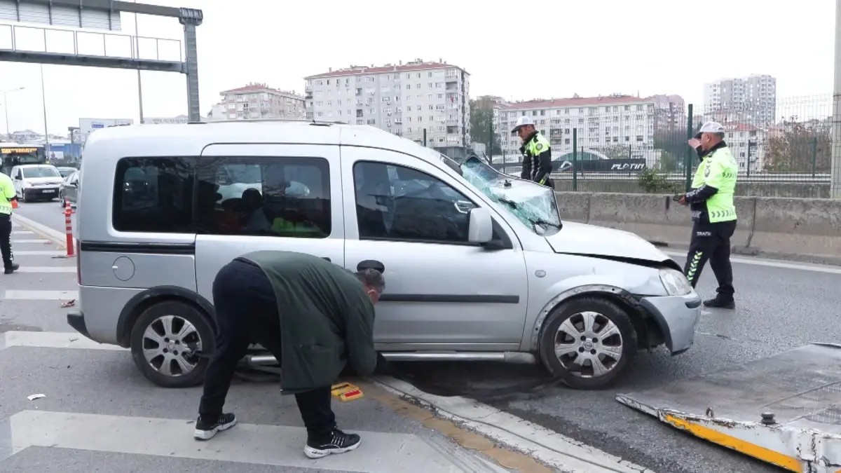 Kadıköy'de Üç Araçla Kaza: Traffic Yoğunluğu