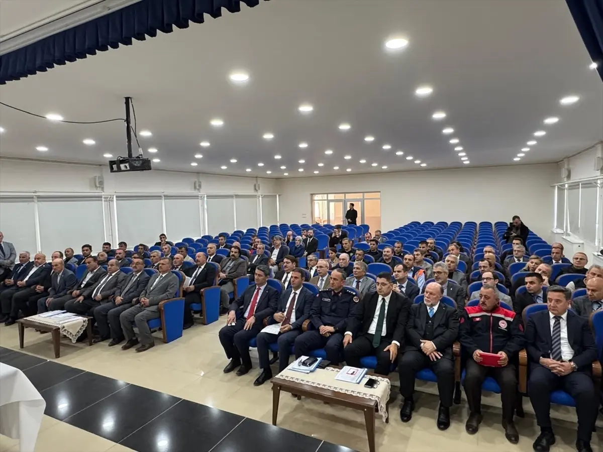 Vali Doğan, Taraklı'da Muhtarlarla Buluştu