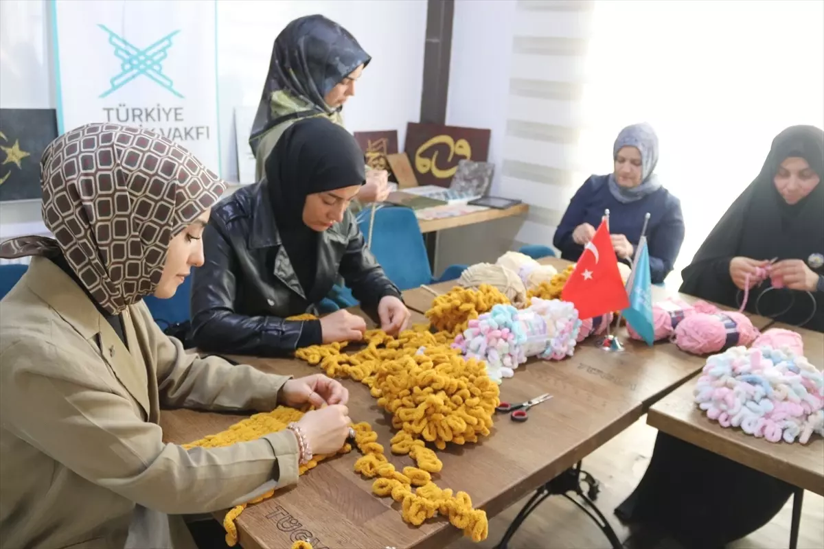 Kadınlar, Deprem İzlerini Atkı Örerek Silmeye Çalışıyor